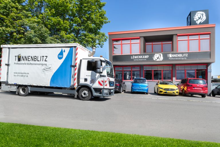 2,2.Fahrzeug mit Gebäude und Rasenstreifen,HST_3714